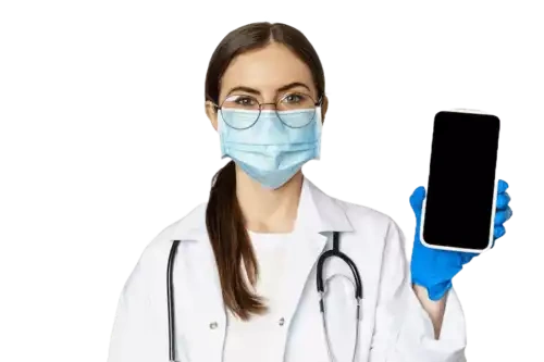 девушка медик держит телефон с курсом медсестры в педиатрии